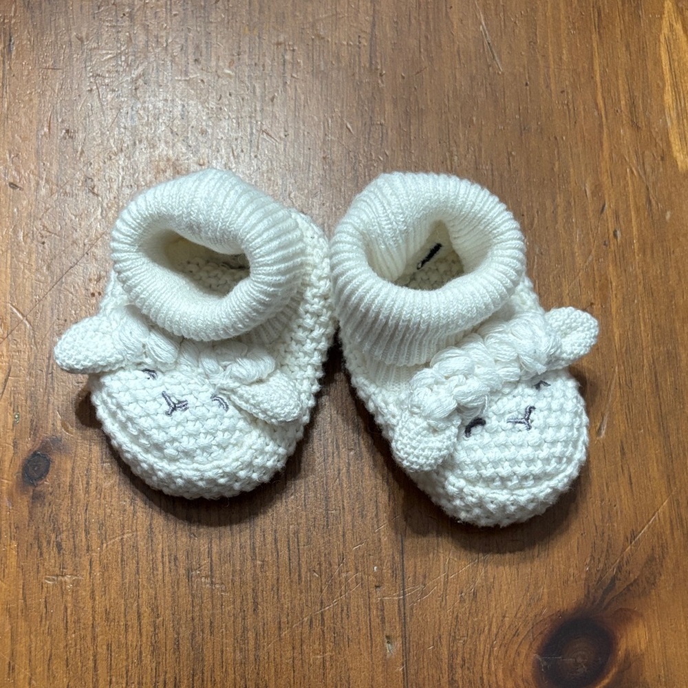 ❤️ 0-6M Carter's Ivory Knit Lamb Baby Booties